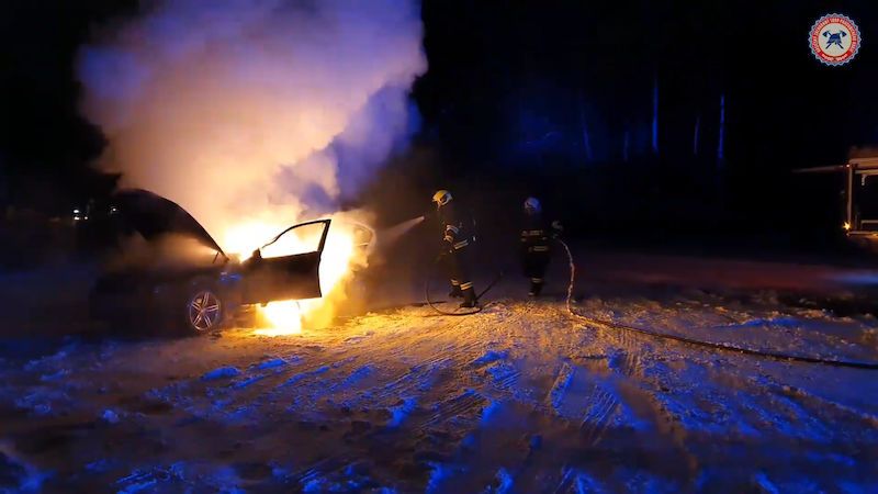 Řidič BMW v Pardubicích driftoval na sněhu. Auto se vznítilo a shořelo
